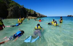 「【伊良部島】SDGsサンゴラーニング・スノーケリング体験学習 下地島カヤッファビーチ」のサムネイル画像