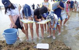「【恩納村】沖縄の海で学ぶ磯観察トレッキング（海洋教育）＋ビーチクラフト」のサムネイル画像
