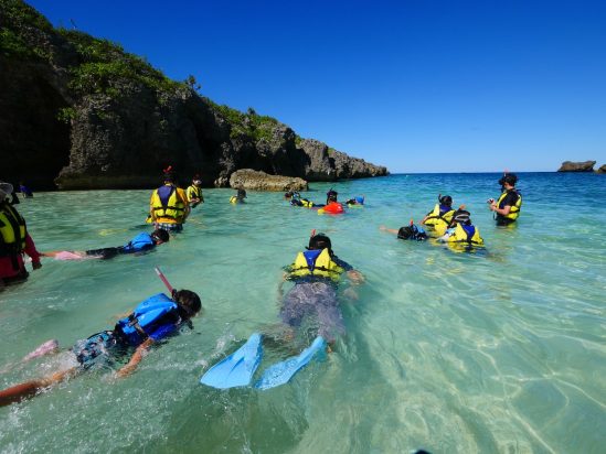 「【伊良部島】SDGsサンゴラーニング・スノーケリング体験学習 下地島カヤッファビーチ」のサムネイル画像