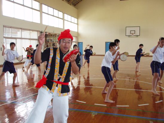 「【恩納村】本格エイサー（衣装着用）」のサムネイル画像