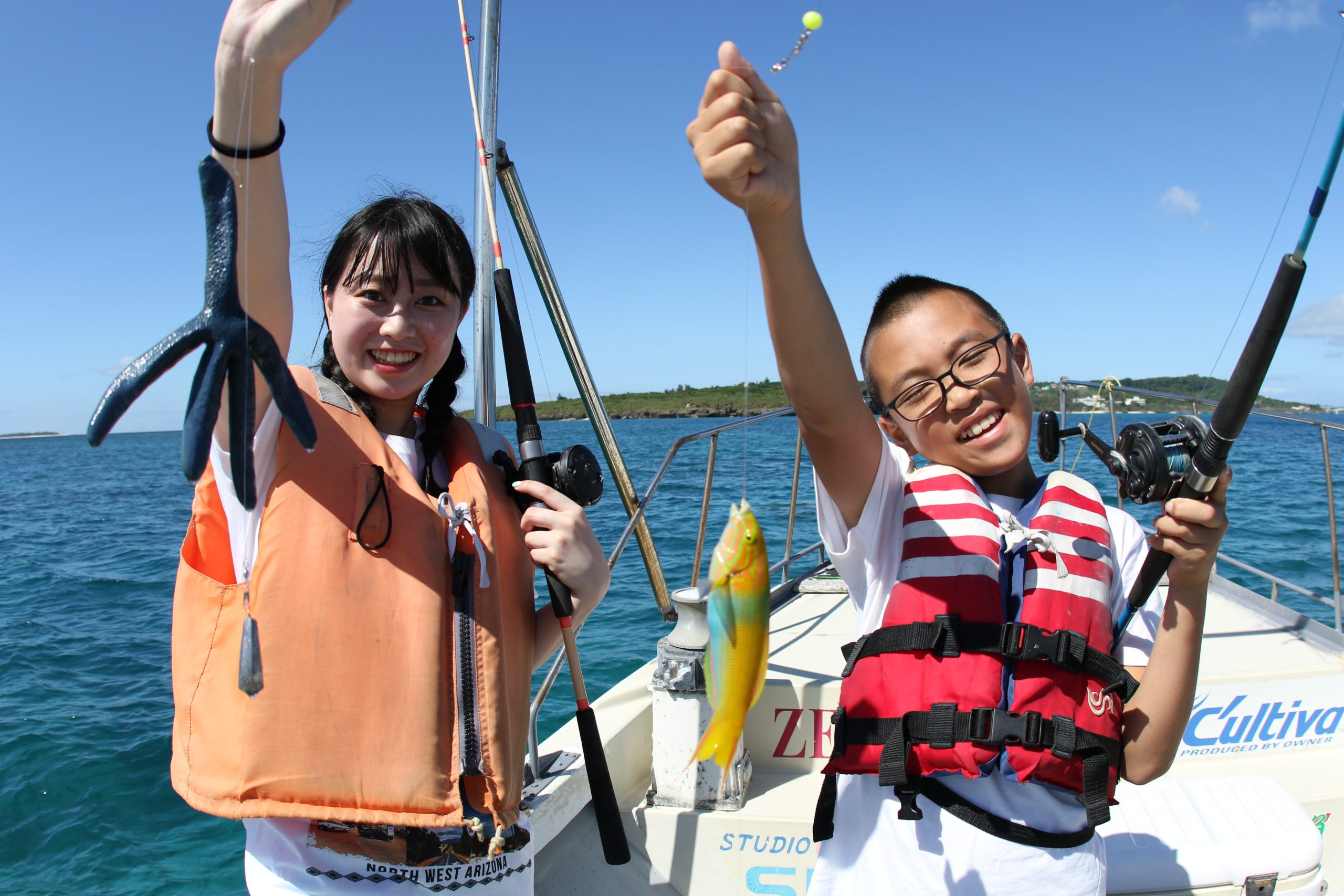 「【本部町】沖縄の海の魚を船に乗って釣って食べよう。(釣った魚の食事付き)」のサムネイル画像